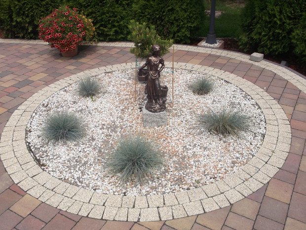 Część północna ogrodu ,frontowa, tu posadziłam trawki kostrzewa sina i sosenkę .