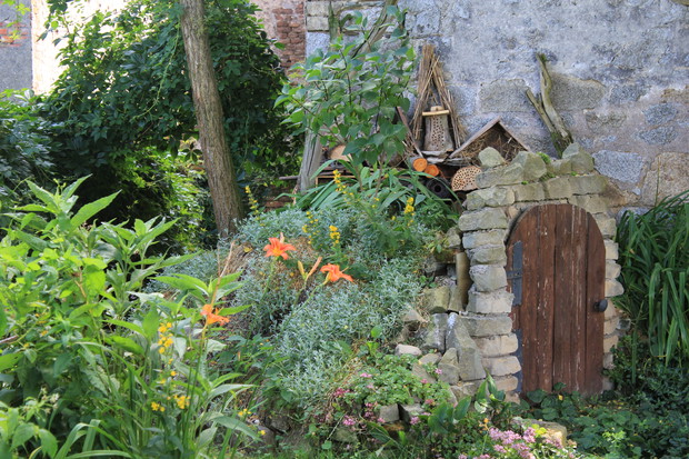 domek dla owadów pożytecznych,zapraszam trzmiele i pszczoły murarki ;)