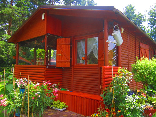 Domek + drewniana ławka na której można usiąść