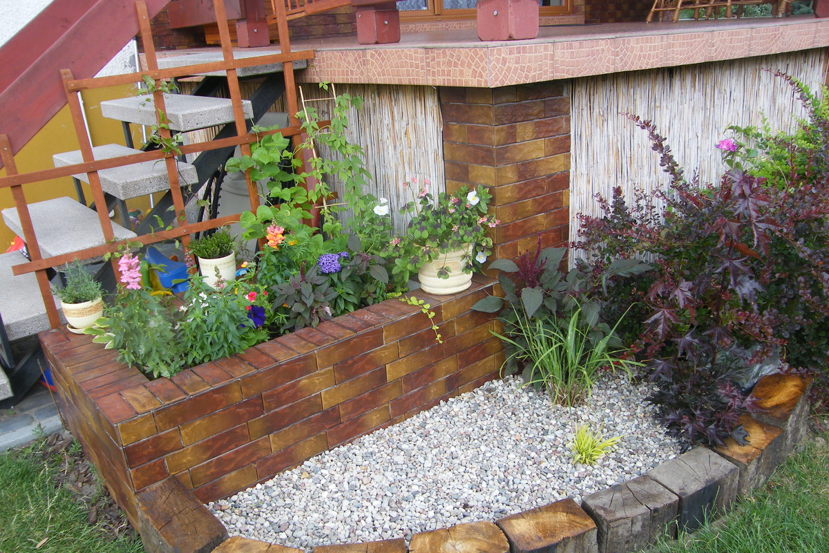 donica przy tarasie z 2 powojnikami i przróżnymi kwiatami