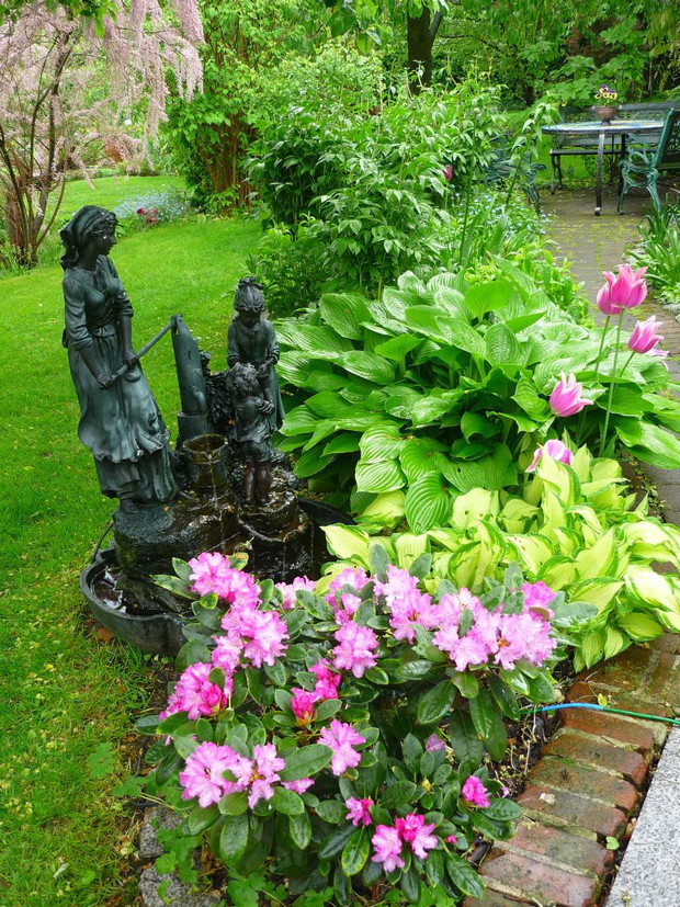 Mała fontanna to jeden z wielu detali ozdobnych, które można spotkać w naszym ogrodzie