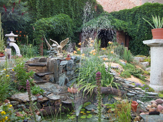 małe oczko wodne z fontanną ,daje troszkę chłodu w upalne dni 