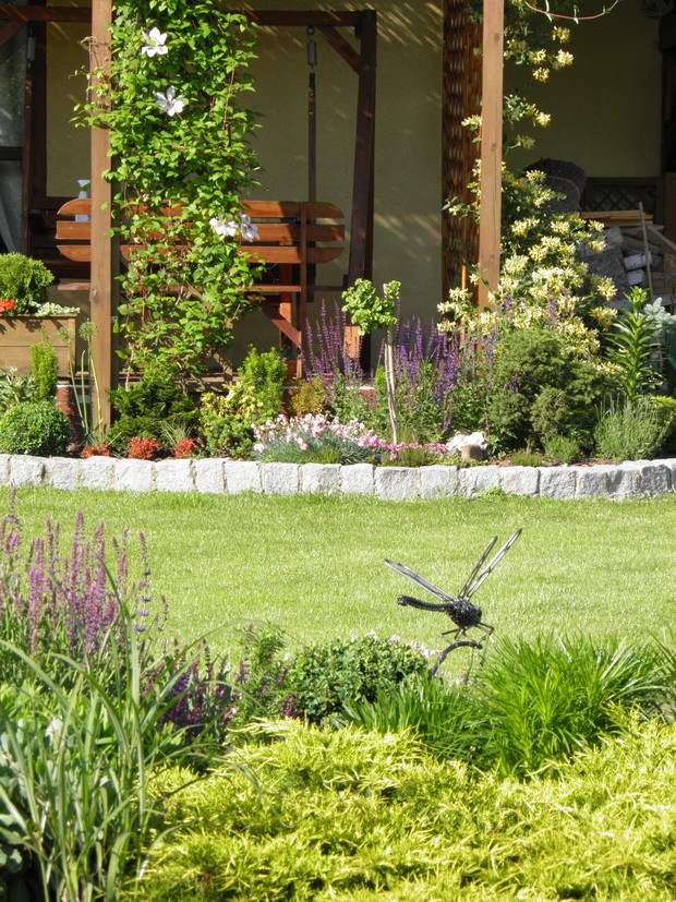 nasze miejsce odpoczynku, wiciokrzew pachnie cudownie a przy oczku przysiadła ważka, dzieło zdolnego kolegi wykonane ze złomu