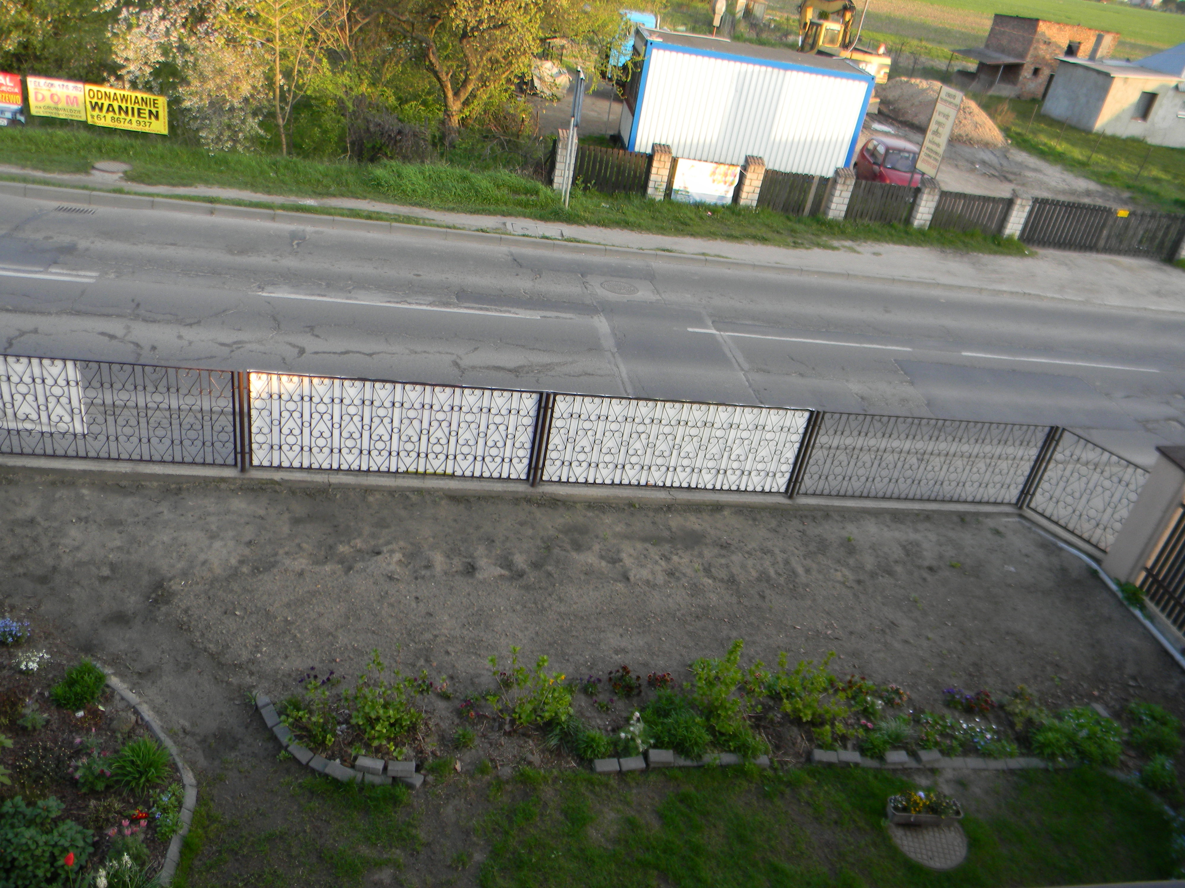 OGRÓD WIDZIANY Z OKNA - "SPUSTOSZENIE" . . . 