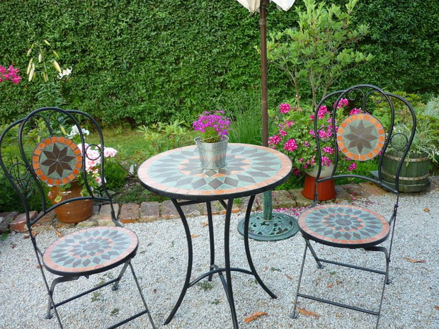 Przy tym stoliku pijemy popołudniową kawkę...