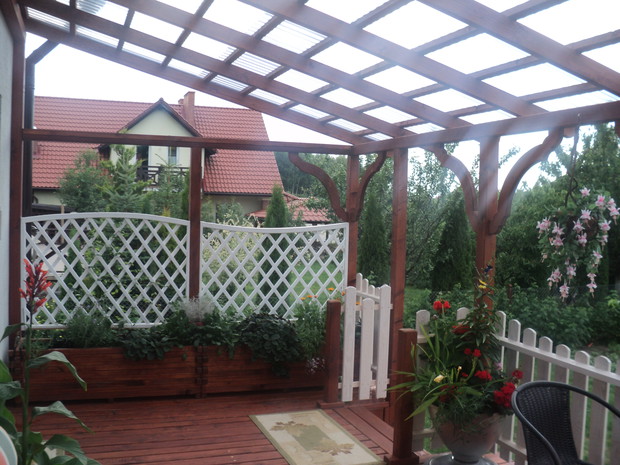 W tym roku wiosną został zbudowany taras kryty i na podwyższeniu. Chciałam, żeby „tonął ” w kwiatach. Na kratkach będą się wspinać powojniki i bluszcze, a w drewnianych doniczkach rosną kwiaty jednoroczne, komarzyca, lawenda. Miło jest na nim zakończyć dz