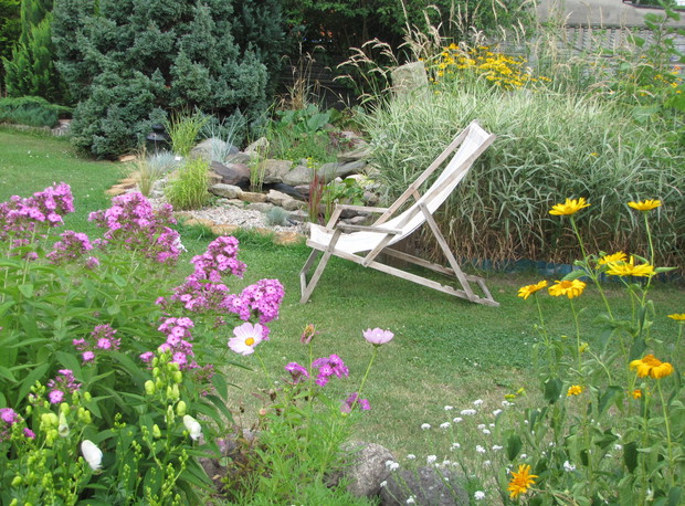 coś dla zmysłów: szum wody i zapach floksów