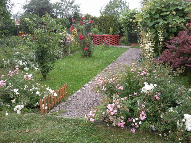 Dojście i plac przed domkiem wykonane z grysu kamiennego.