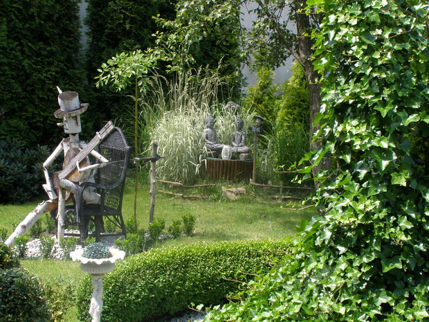 Dziki zakątek w tle.............