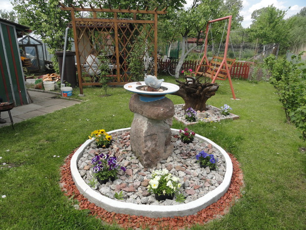 Fontanna, huśtawka - miejsce rekreacyjne