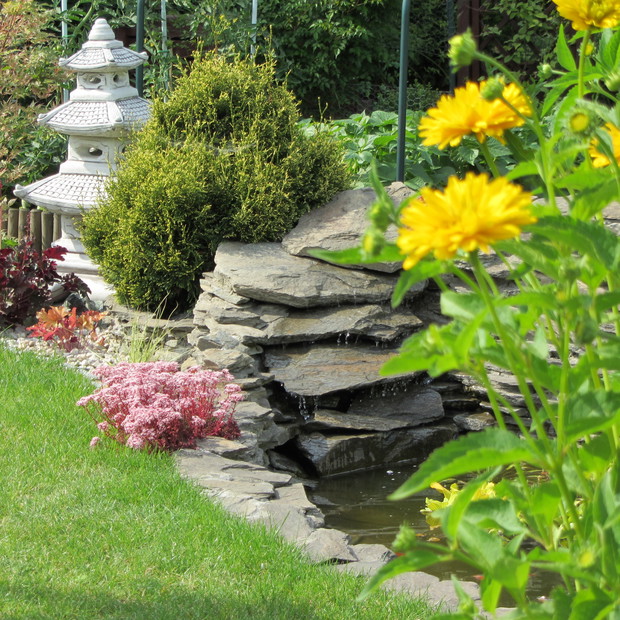 Kaskada i lampa japońska pagoda.