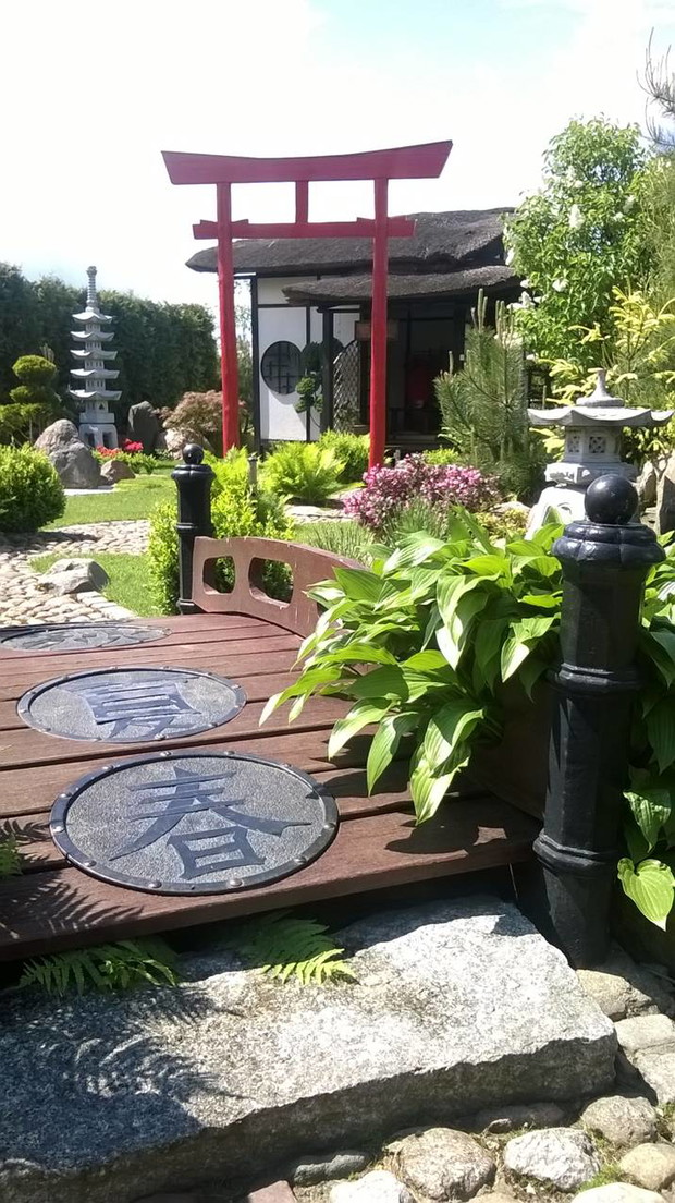 Kaskada wodna ONNA-DAKI z mostkiem ISHIBASHI.