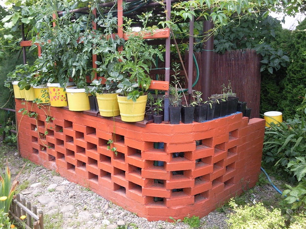 Kompostownik i osłona z maty wiklinowej.