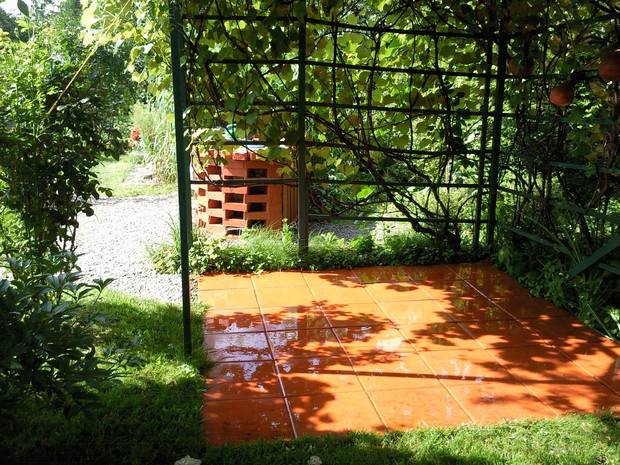 Miejsce relaksu pod pergolą.