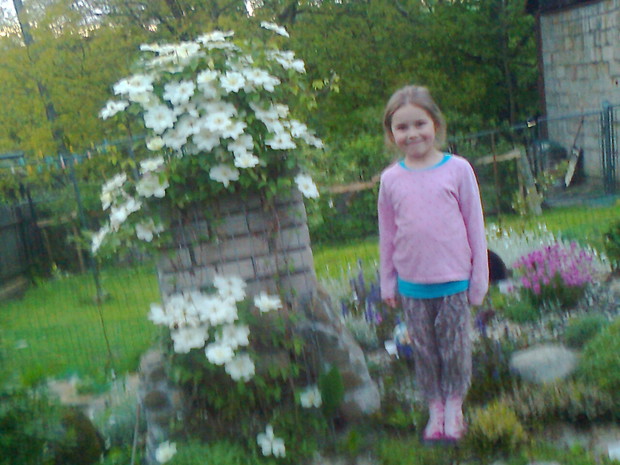 moja wnuczka Paulinka obok klimatysu.