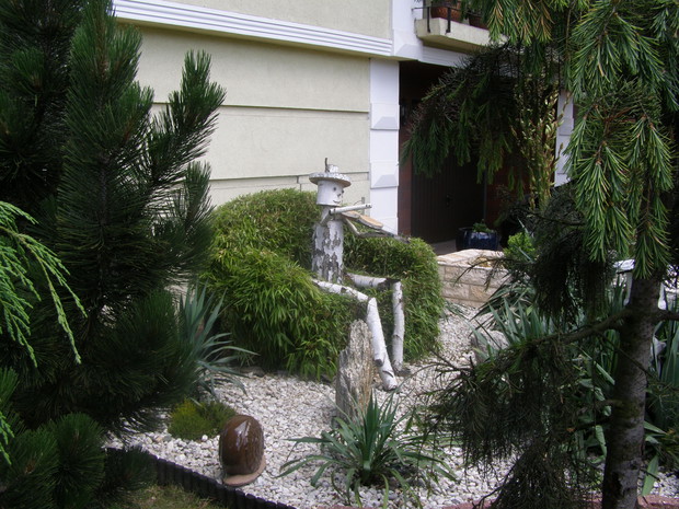 Pani Gertruda Brzozowska w bambusowym fotelu.