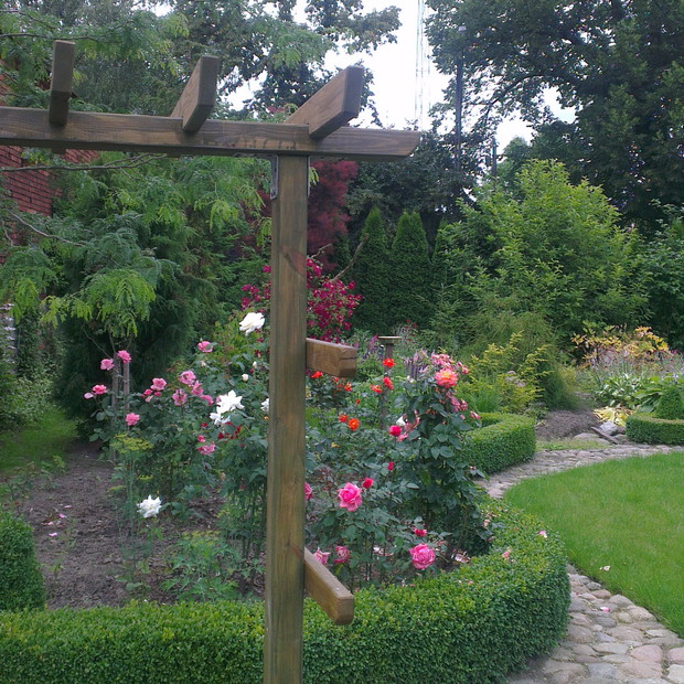 Pergolka już wyznacza przejście do ogrodu śródziemnomorskiego... Niestety jeszcze w planach, choć pomysły są...