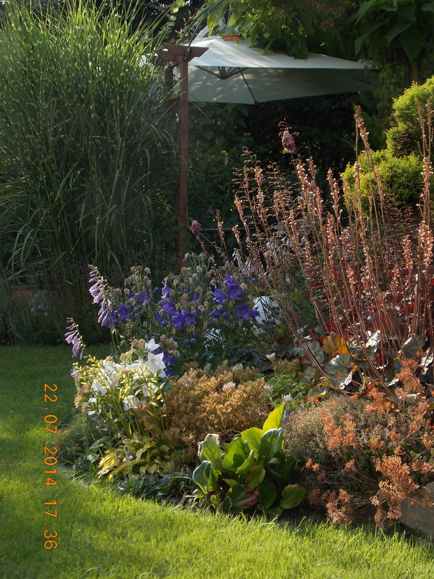 Pod parasolem znajduje się kawowy zakątek nazwany przez nas "Grecją"