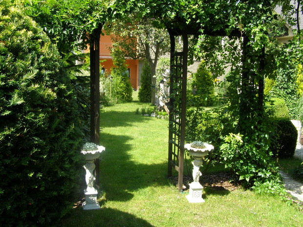 Przejscie do drugiej czesci ogrodu.