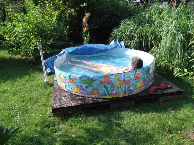 relaks w basenie po upalnym dniu.