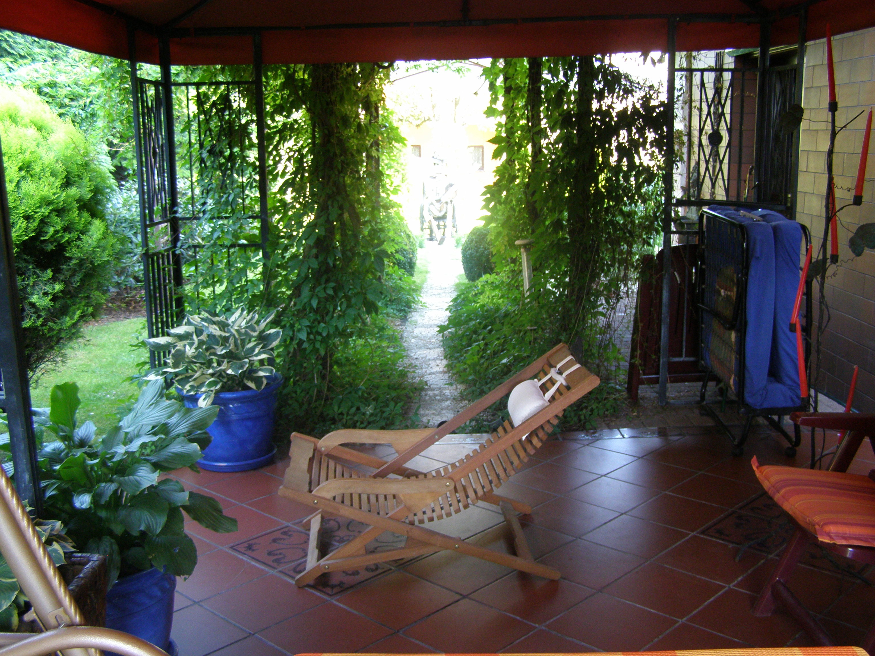 Ścieżka z tarasu pod wiszącym ogrodem.