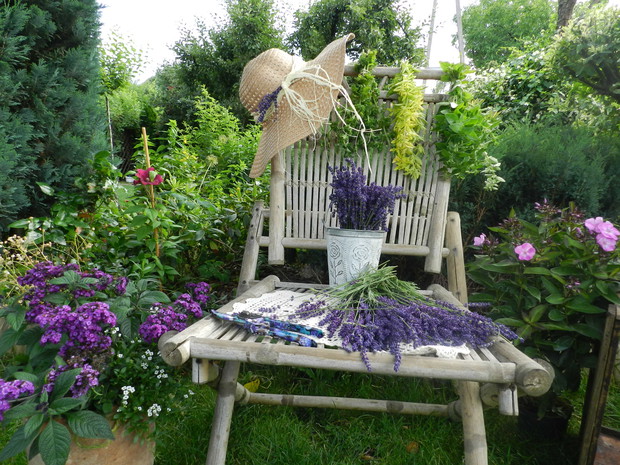 Stare krzesło i nowe życie -służy do ozdoby i suszenia ziół :)