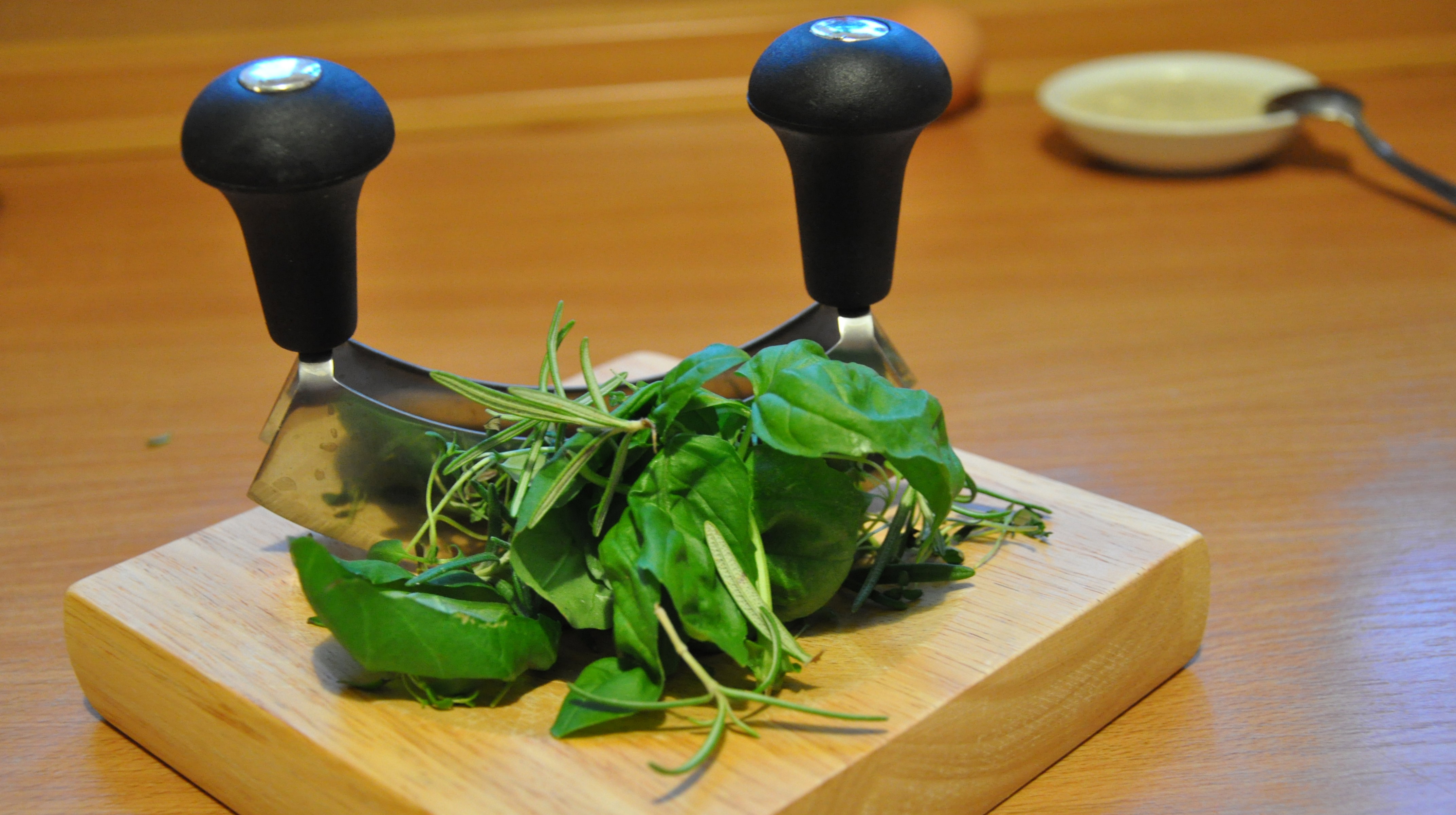 Uwielbiam świeżą mieszankę prowansalską. Robię ją z rozmarynu, bazylii, tymianku, szałwii, mięty pieprzowej, cząbru, oregano oraz majeranku.