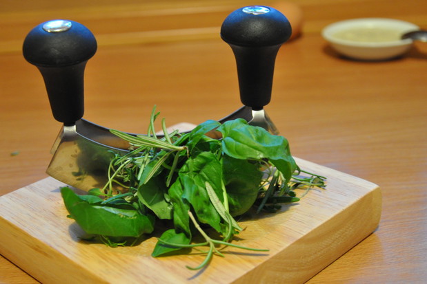 Uwielbiam świeżą mieszankę prowansalską. Robię ją z rozmarynu, bazylii, tymianku, szałwii, mięty pieprzowej, cząbru, oregano oraz majeranku.