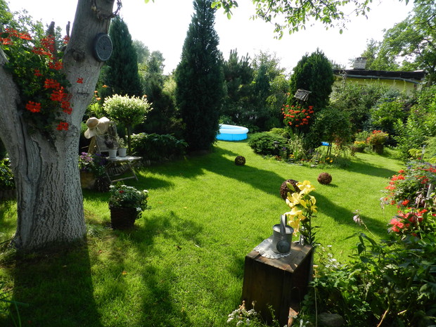 W głębi działki ,w zacisznym miejscu znalazło się miejsce na basen,by w gorące dni można było się schłodzić :) w końcu nie samą praca człowiek żyje :)