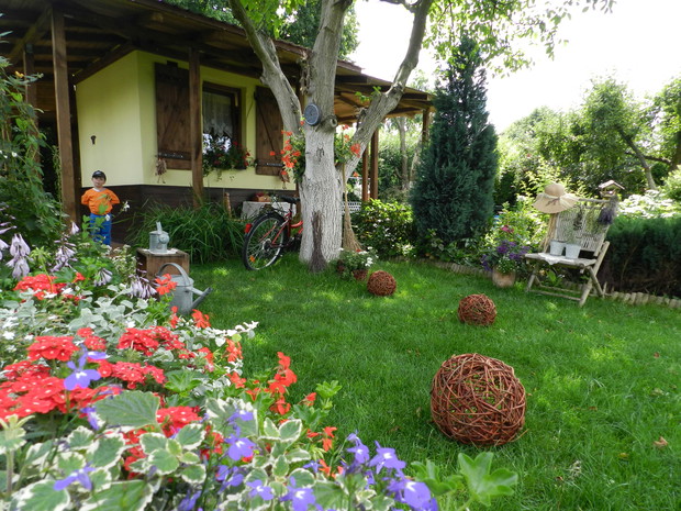 W tym roku mąż buduje z drewna zadaszenie nad tarasem.Już nam nie straszny upał czy deszcz.Można na tarasie poczytać czy wypic kawę w cieniu.Dobrze mieć takiego majsterkowicza :)