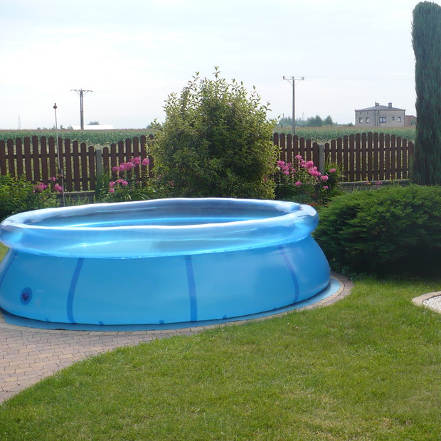 W upalne dni można ochłdzic się w ogrodowym basenie.