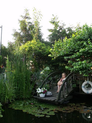 Wnuki lubią przebywać nad oczkiem.