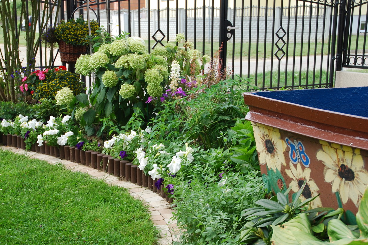 Zbiornik na "deszczówkę" wkomponowany w ogród.