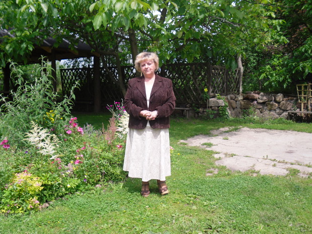 Ja przy rabatce pod orzechem