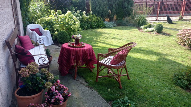 Kącik wypoczynkowy w cieniu