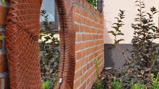 Lustro w rdzawej ramie