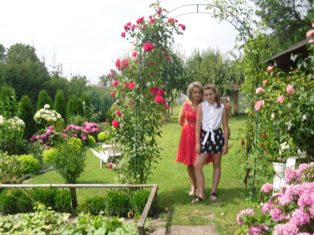 Moja corka i wnuczka u mnie w ogrodzie