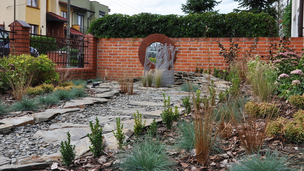 Obwódka z bukszpanu podkreślająca kształt nasadzenia