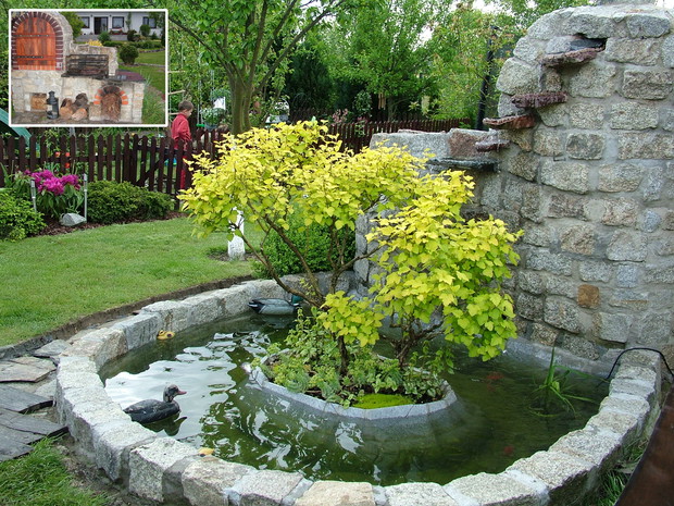 Oczko wodne z wysepką i kaskadą, która jest zarazem tyłem grillo wędzarni