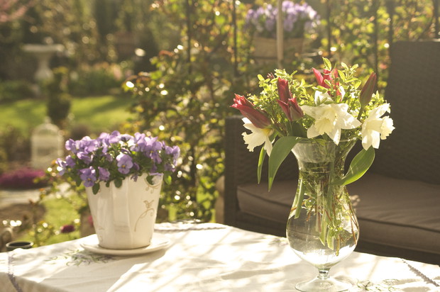 Od wczesnej wiosny komponuję bukiety z ogrodowych kwiatów