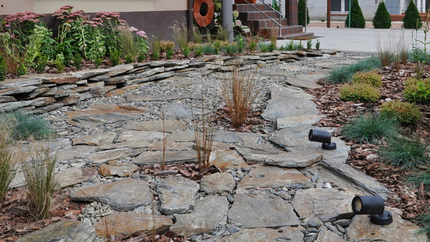 Okrągły placyk z brunatnego łupka