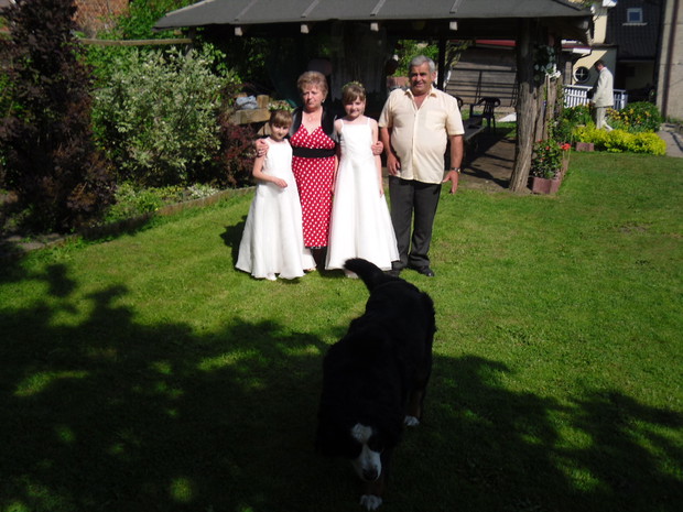 Pierwsza Komunia Sw. naszych wnuczek Kai i Martnki, oraz ja z mezem z naszymi wnusiami w ogrodzie