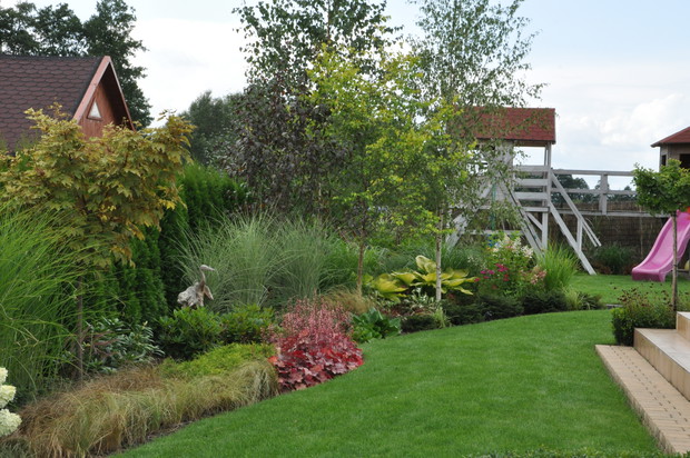 plac zabaw w cieniu brzóz