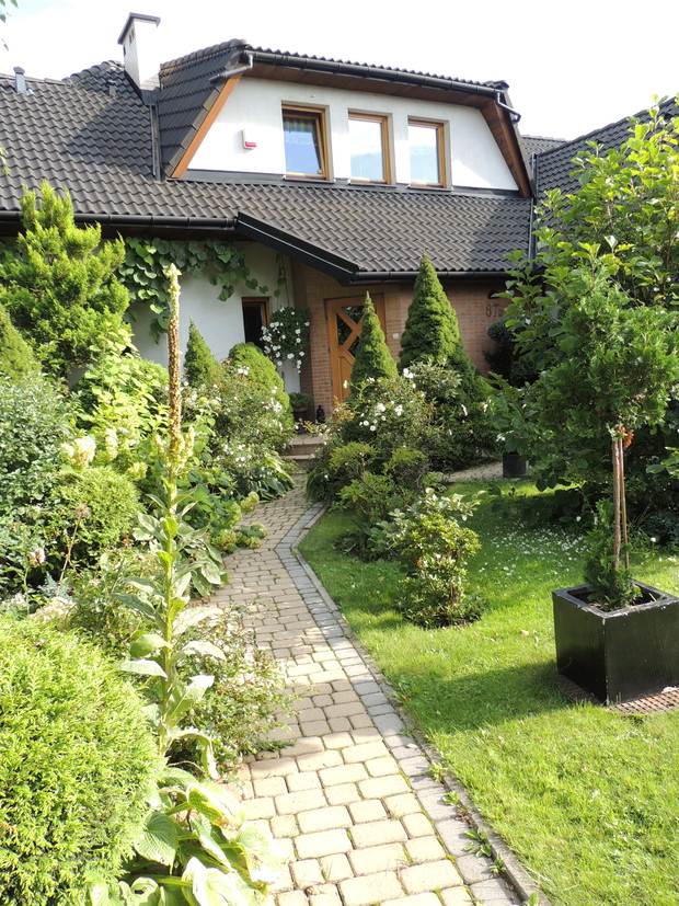 Przedogródek zaprasza do wejścia.