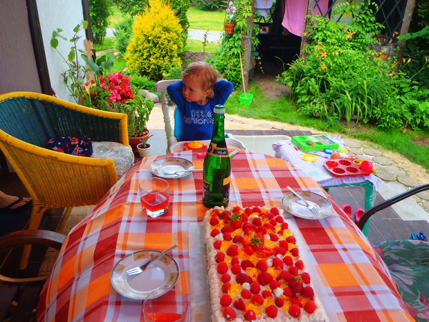 Szampański podwieczorek w ogrodzie.