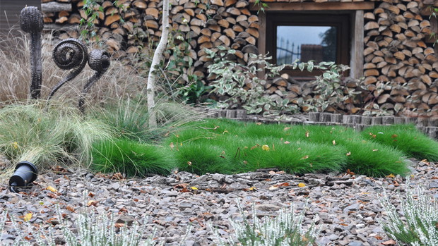 Tło dla roślin w postaci ułożonego drewna na elewacji budynku