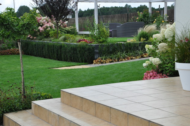 widok z tarasu na pergole i ognisko,