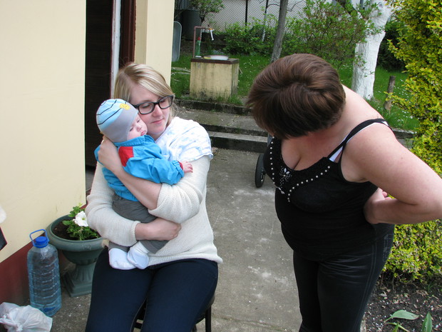 wnusio z mamą i babcią przy altanie :) 