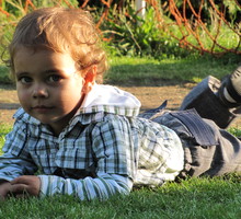 2-letni siostrzeniec Jacuś podczas swoich pierwszych wakacji turlający się na trawce