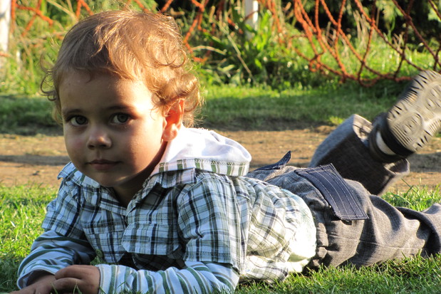 2-letni siostrzeniec Jacuś podczas swoich pierwszych wakacji turlający się na trawce